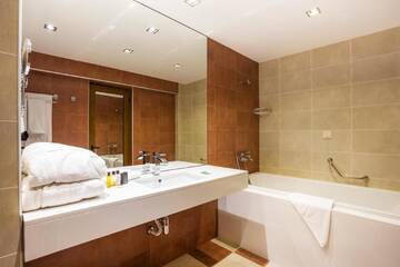 Фото номера Улучшенный номер с кроватью размера «king-size» Отель Rilets Resort &amp; Spa г. Рильский монастырь 4